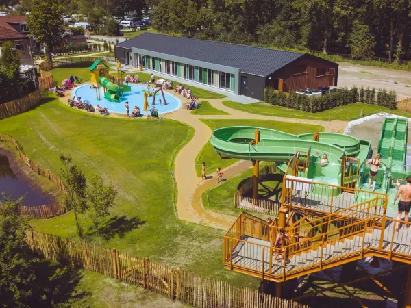 Überblick über das neue Hallenbad, den Wasserspielplatz und die Rutschen des Marvilla Parks Kaatsheuvel.