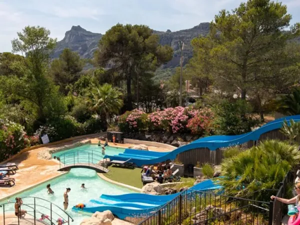 Schwimmbadkomplex auf dem Roan Campingplatz Domaine de la Noguière.