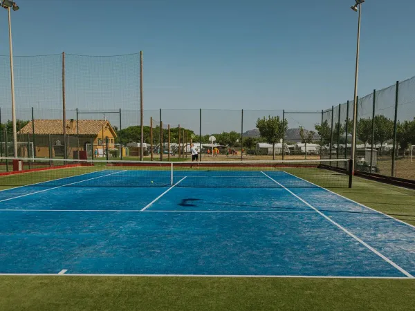 Tennisplätze auf dem Roan Campingplatz Playa Brava.